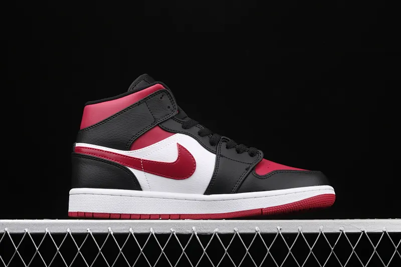 All categories Air Jordan Jordan series basketball shoes Air Jordan 1 Mid Air Jordan 1 Mid AJ1 Joe 1 black and red toe Zhongbang series basketball shoes 554724-066